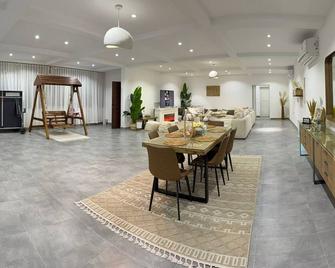 Ain Al Damany 4-bedroom Desert Villa with BBQ Loung & Safari Attraction - Murqquab - Lobby