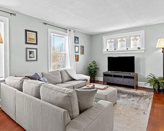 Family Friendly , Fully Renovated 3BR Luxury Home. Centrally located in St.Louis - San Luis - Sala de estar