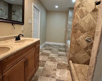 Spacious 4-bedroom house with WiFi and AC 15 minutes away from Cesar Superdome - ニューオーリンズ