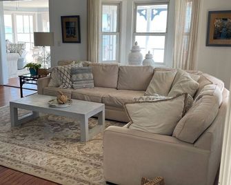 Waterfront home- Sleeps 10 - private beach-epic pool - Branford - Huiskamer