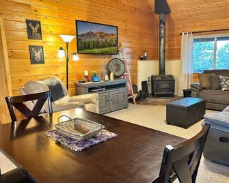 Buck Wild | Rustic cabin w/loft + bunkhouse - Heber-Overgaard - Sala de estar