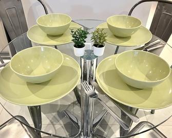 Stylish suite steps from trendy South Main St. - Vancouver - Comedor