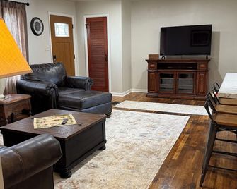 3-bedroom family friendly home in Sterling with cool AC breeze - Sterling - Wohnzimmer