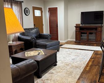 3-bedroom family friendly home in Sterling with cool AC breeze - Sterling - Sala de estar