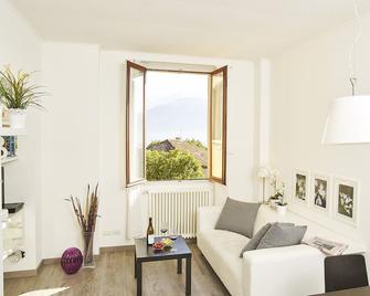 Breathtaking View From A Charming Apartament - Menaggio - Living room