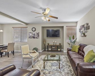 Rare Gated Summerlin Luxury Tuscan 2 Bed / 2 Bath Condo - Las Vegas - Living room