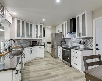 Bedford Retreat with Private Pool and Gas Grill! - Bedford - Kitchen