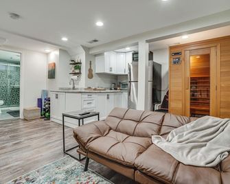 Chic Minneapolis Apt - 6 Blocks to Lake Nokomis! - Medicine Lake - Wohnzimmer