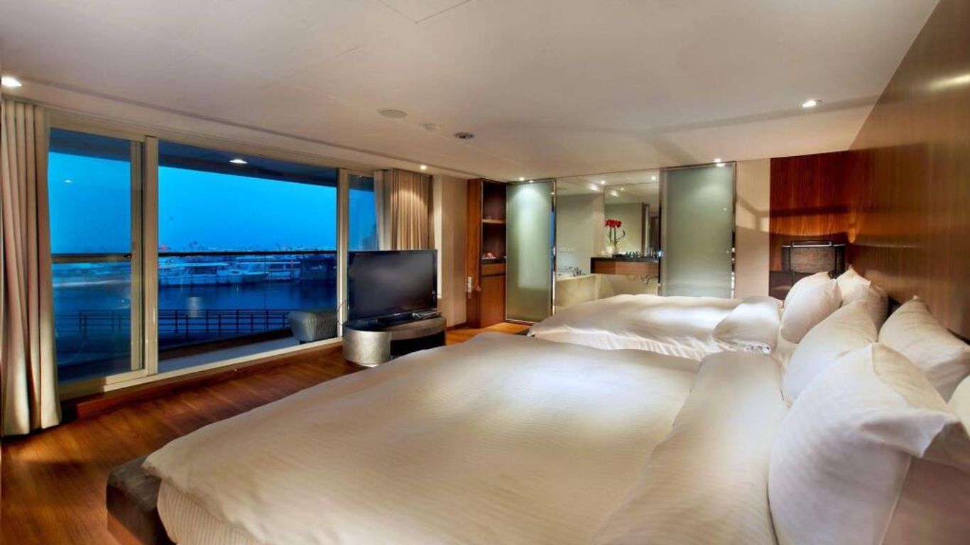 سبا هوم صن مون ليك لاكشري ليك سايد هوتل