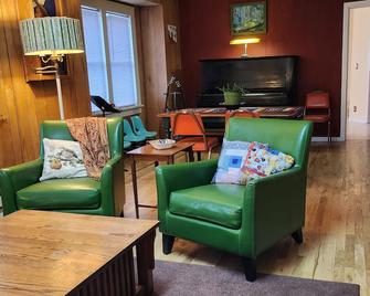The Woodshed - charming 3 bdrm/1 bath bungalow in Enterprise - Enterprise - Living room