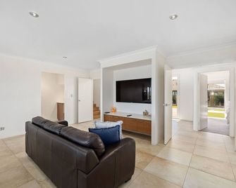 Sanctuary by the Sea - Beachfront Property - Dawesville - Sala de estar