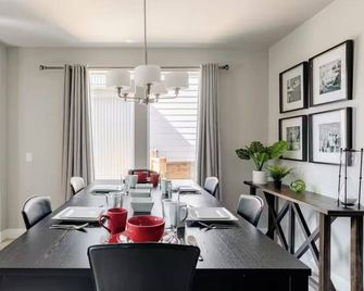 Spacious 4-bedroom house with WiFi, AC in delightful Central Park Denver - Denver - Sala pranzo