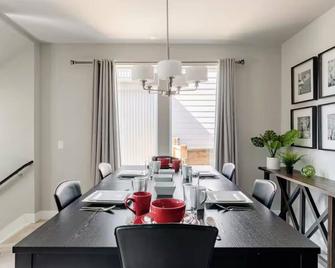 Spacious 4-bedroom house with WiFi, AC in delightful Central Park Denver - דנבר - חדר אוכל
