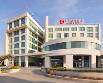 Ramada Hotel & Suites by Wyndham Kemalpasa Izmir - Esmirna - Edificio