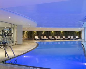 Ramada Hotel & Suites by Wyndham Izmir Kemalpasa - Izmir - Basen