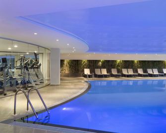 Ramada Hotel & Suites by Wyndham Izmir Kemalpasa - Izmir - Pool
