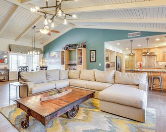 Horsey Hideaway Ranch House in Cave Creek! - Cave Creek - Living room