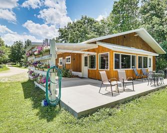 La Crescent Cottage on Minnesota Bluffs w/ View! - La Crescent - Patio