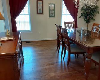 Welcome Home! New luxurious home awaits - large family room w/ fireplace. - Madison Heights - Їдальня