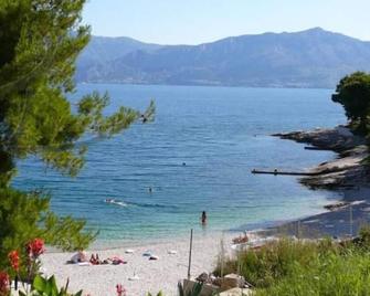 Double apartment in Villa with sea view from the terrace and large garden - Jesenice - Balcón