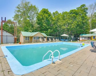 5 Mi to Swinging Bridge Reservoir: Cabin w/ Porch! - Mongaup Valley - Pool