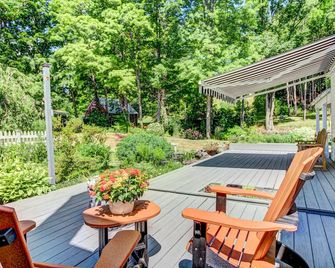 New Lovely Vermont Hamlet Home near Rock River - Newfane - Patio