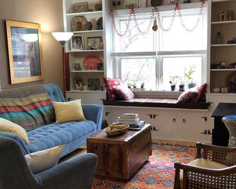 Beautiful Original Artwork Throughout A Quaint Centrally Located Helena Home - Helena - Living room