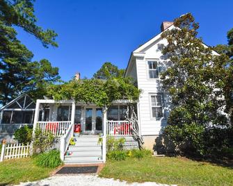 Whimsical Cottage with Gorgeous Views of the Bay, overlooking Russell Marina. - Onancock - Edificio