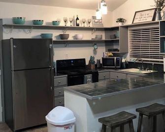 Pet Friendly Main Street Loft, Walking Distantance To Old Town Tomball - Tomball - Cocina