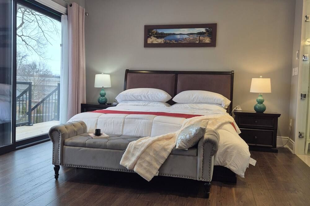 Picturesque Luxury Waterside Villa - Niagara Falls