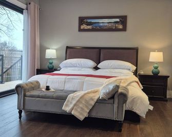 Picturesque Luxury Waterside Villa - Niagara Falls