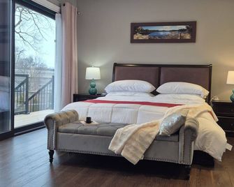 Picturesque Luxury Waterside Villa - Niagara Falls