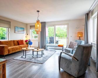 Holiday home near dunes with wellness garden - Den Burg - Wohnzimmer