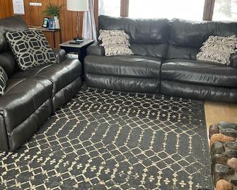 Waterfront Cottage -Stone Lk - Sandy/ Dock - Pets - Stone Lake - Living room