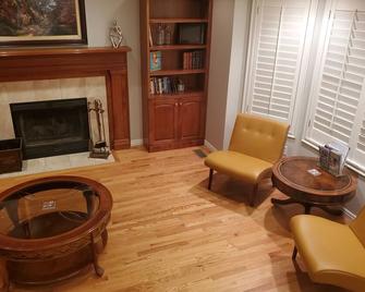 Recharge in quiet mountain neighborhood! Great 180 views! Nearby hiking &skiing! - Bountiful - Sala de estar