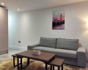 Kensington House by Solitaire Suites - Slough - Living room
