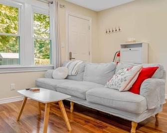 2bdrm Family Cottage - Short walk to the Beach - Fort Erie - Living room