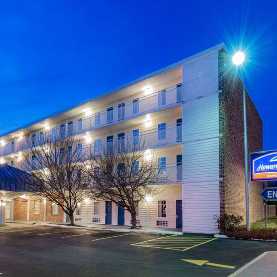 Building view of Howard Johnson by Wyndham Staunton