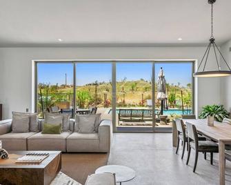 Lavish Modern Desert Private Estate - Fort McDowell - Living room
