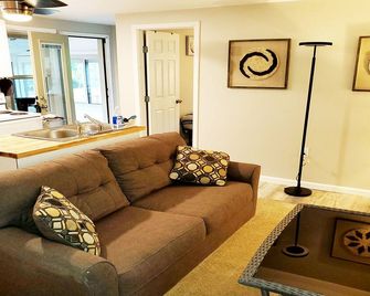 Sunrise Shores Cabin #5 Woof!! - Sunrise Beach - Living room