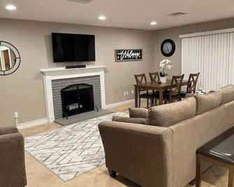 Spacious 4 bedroom home in the heart of town! - Redlands - Living room