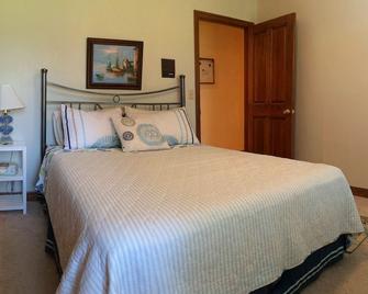 Superb British Colonial Vacation Home, Greenhouse, Outdoor Deck, Tropical Garden - Barboursville - Bedroom