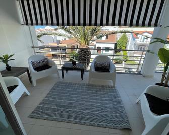 Spacious 4-bedroom Marina condo with AC, WiFi in fabulous Vila Franca Do Campo - Vila Franca do Campo