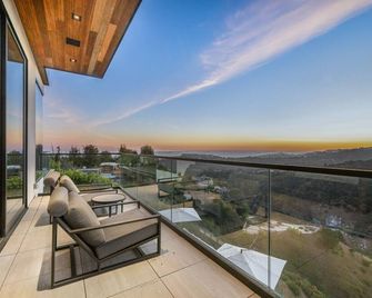 Linda Flora Modern Estate- Stunning Bel Air Modern Masterpiece - Los Ángeles - Balcón