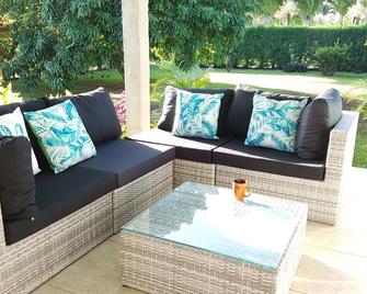 Private well-equipped house: pool+garden+sunsets! - Arorangi - Oturma odası