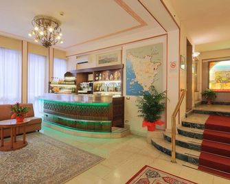 Hotel Terminus & Plaza - פיזה - דלפק קבלה