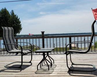 Cozy 2 bed rooms with bunkie cottage. 20 mins way from tobermory. - Lion's Head - Balcón