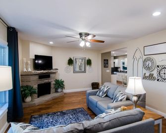 Peaceful, Country Cottage with Open Floor Plan - Quincy - Sala de estar