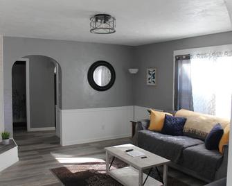 3 bedroom 1 bath. less than a mile to Union Hospital - Terre Haute - Living room