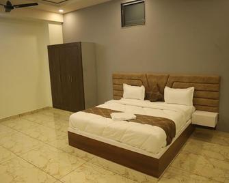 Hotel Crown Royal - Kota - Schlafzimmer